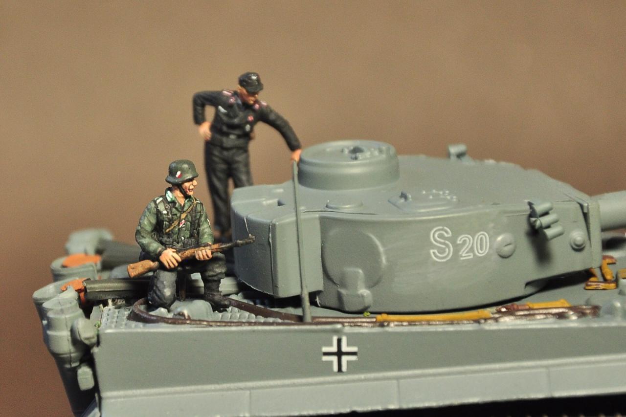 Tank rider, 1/72 scale