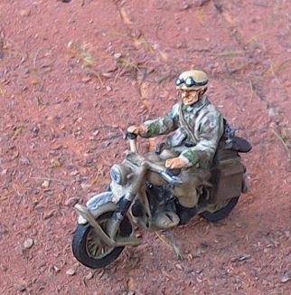 JS72-2006 German parachute jumpers - bicyclists 1/72