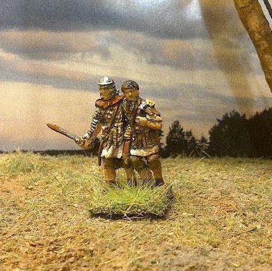 JS72-A253 Roman Legionary trailing a wounded comrade 1/72