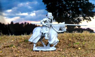 JS72-M009 Knight with pot helmet 