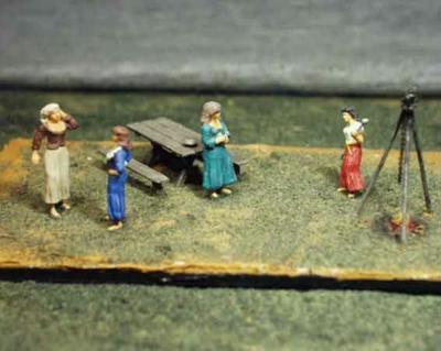 GUN44 - French Settlers Camp, 4 Figures & Accessories (was FS NZ-01 or 3) 1/72